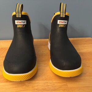 Xtratuf Men’s Tailgate 6 in Ankle Deck Boot Sport with Unisex Beanie NWT